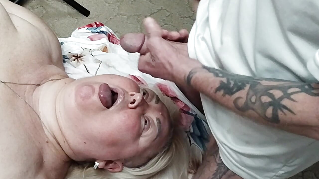 엄마를 놀리고 입으로 끝냈어