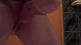 作業着の半分を素早くホースで洗った