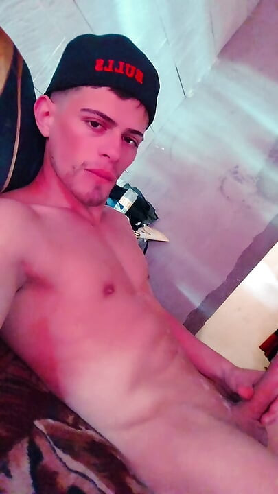 I masturbate in my friend's room until I ejaculate