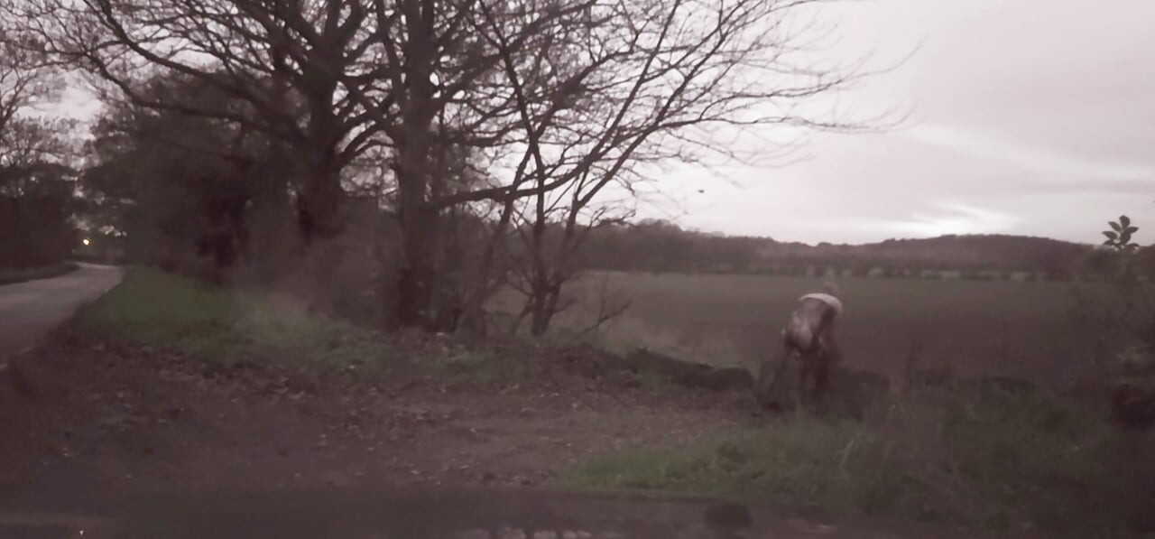 Drkanje u body čarapama, izbjegavanje automobila koji prolaze