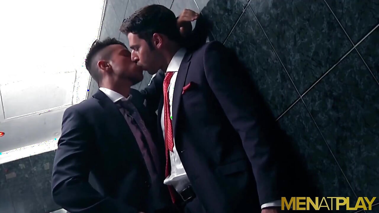 Menatplay athletic inked Klein Kerr anal fucks Dario Beck