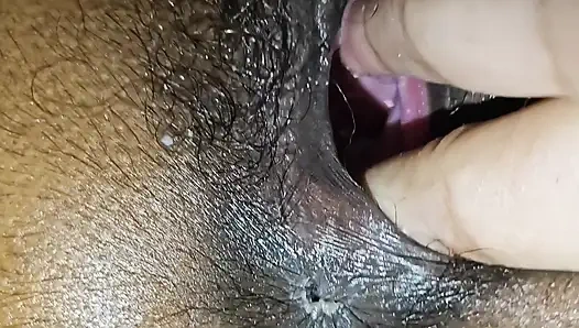 Массаж Большая целая киска трахает пальцами и трахается с черным черным волосатым членом во время ношения презерватива.