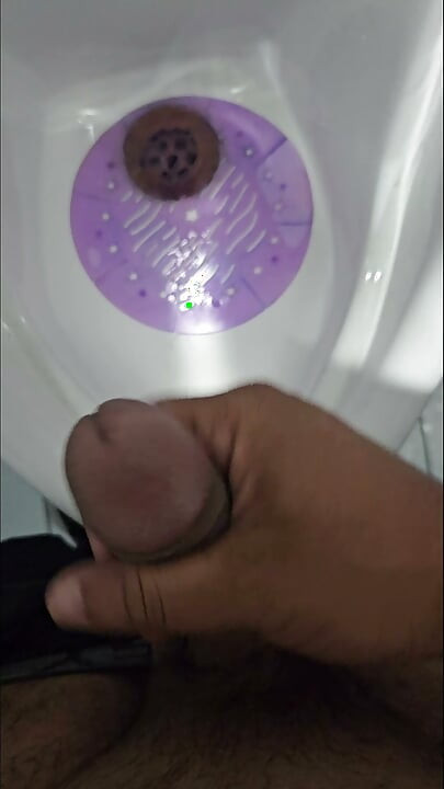 화장실에서 자위하는 소년