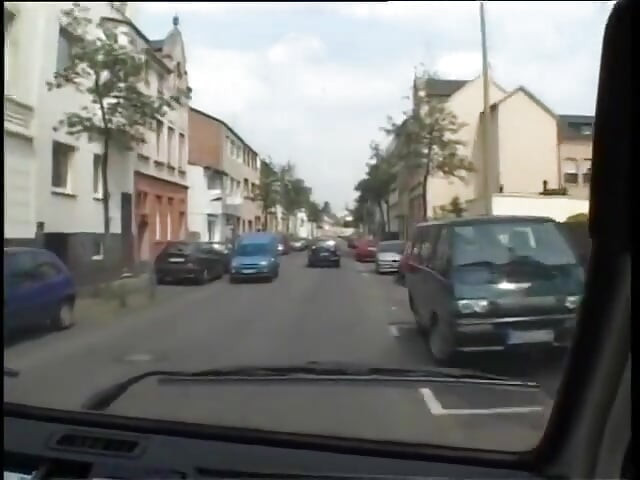 Blondynka nie ma problemu z wysysaniem kutasa w samochodzie