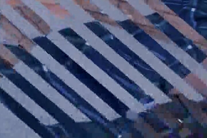 魅力的な美女が熱いプールサイドセックスの後に精液を飲む