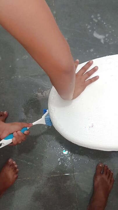 Sinamahan kong mag-linis ng bathroom si babe, at naghubad kaming dalawa