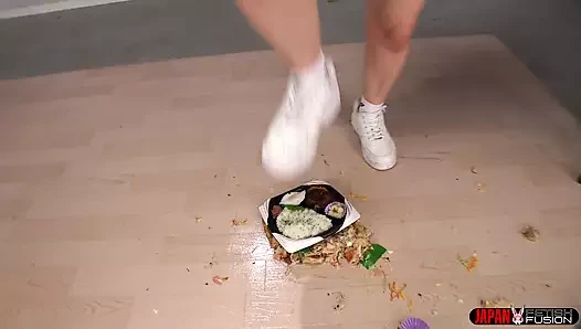 Hinami ishikawa oyuncu yemek ezme: spor ayakkabı ve çorap zevki
