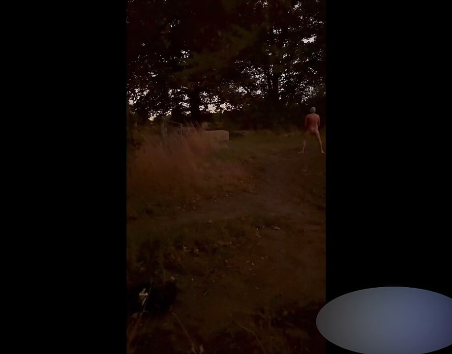 Helemaal naakt terwijl auto’s langs me rijden aan de kant van de weg