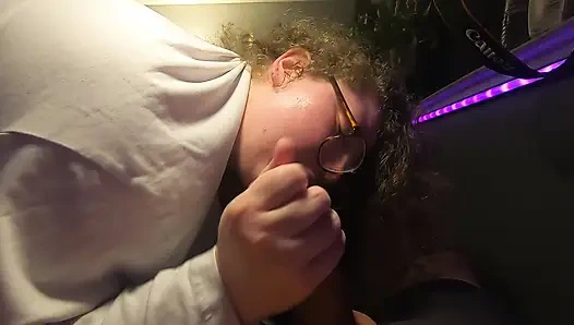 Gözlüklü masum tombul beyaz inek kız yarak emiyor ve dölünü yalıyor