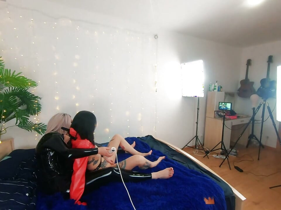 Dans les coulisses de jolies filles lesbiennes fétichiste faisant l’amour, vidéo Femdom positive, jeu sexuel, cuir latex