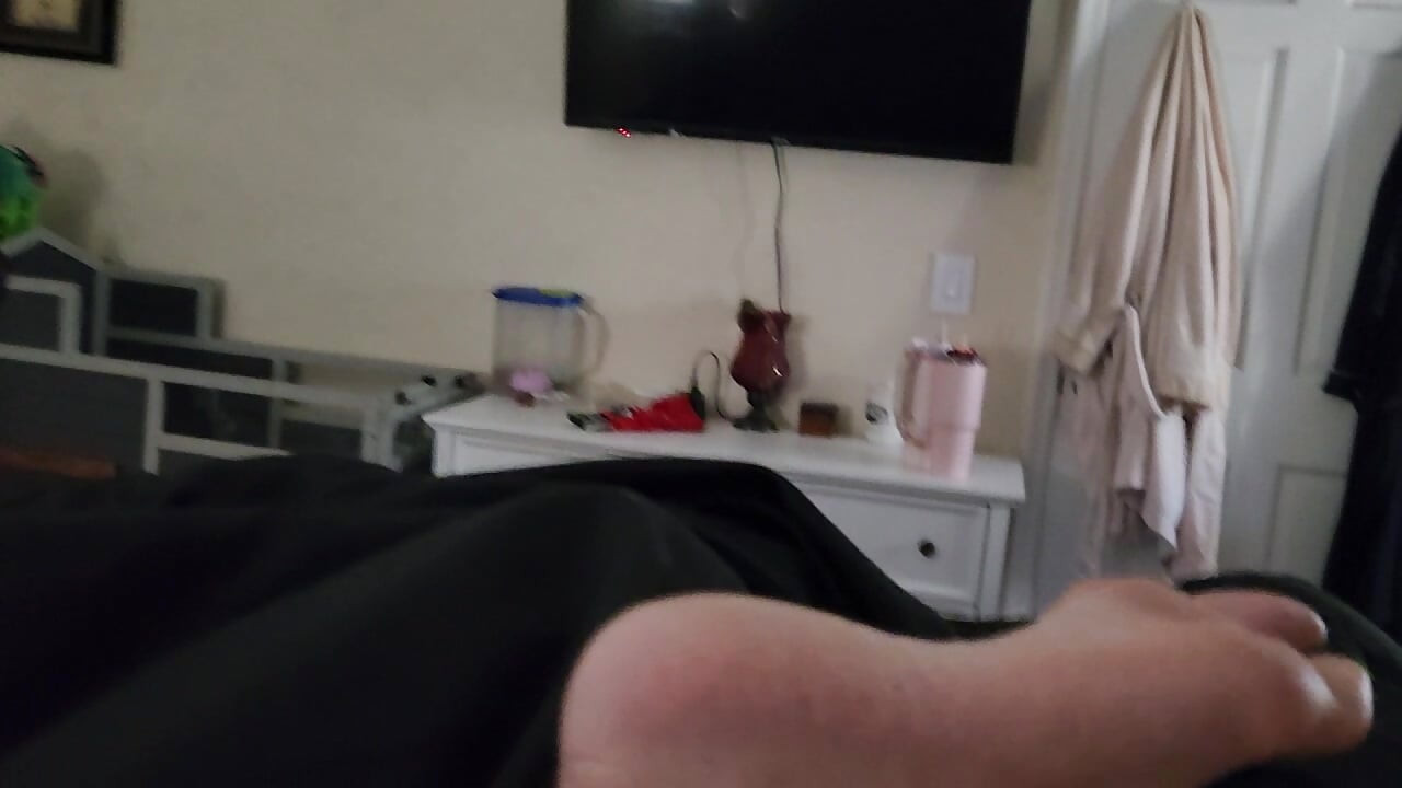 Milf esfregando pés no pau