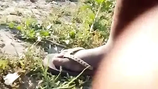 Afrikalı amatör çalının içinde çıplak