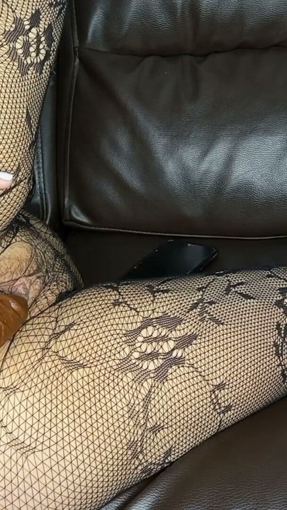 زوج والدتي المريض يزورني ويضع ديلدو في كسي المغلق ، ويصبح قضيبه صلبا وجعلني أقذف على الأريكة. | مقطع 1