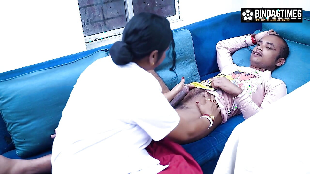 La sexy y cachonda doctora Riya ayuda a su paciente a tener sexo y correrse