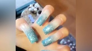 Uñas azules super largas