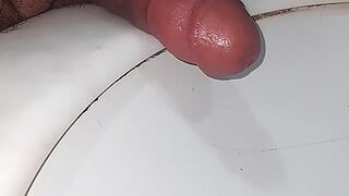Masturbatie in de badkamer echte amateur rijpe actieve man Ik neukte mijn lul, het is geweldig