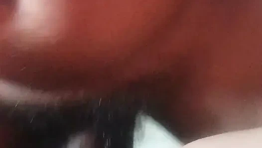 Aku menelepon milf seksiku yang cantik ke kamarku, meletakkannya di tempat tidur dan memasukkan penisku ke dalam memeknya.