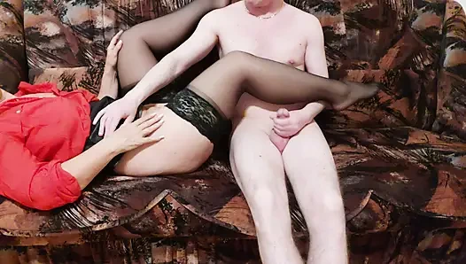 Stiefmutter kommt von der arbeit nach hause und findet ihren stiefsohn nackt auf der couch