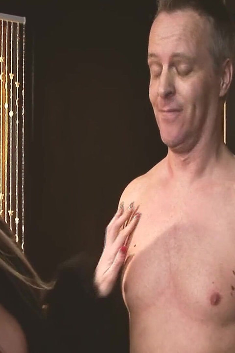 Scène de culs extrêmes - des amis 4_two culs en lingerie partagent une grosse bite et une éjaculation