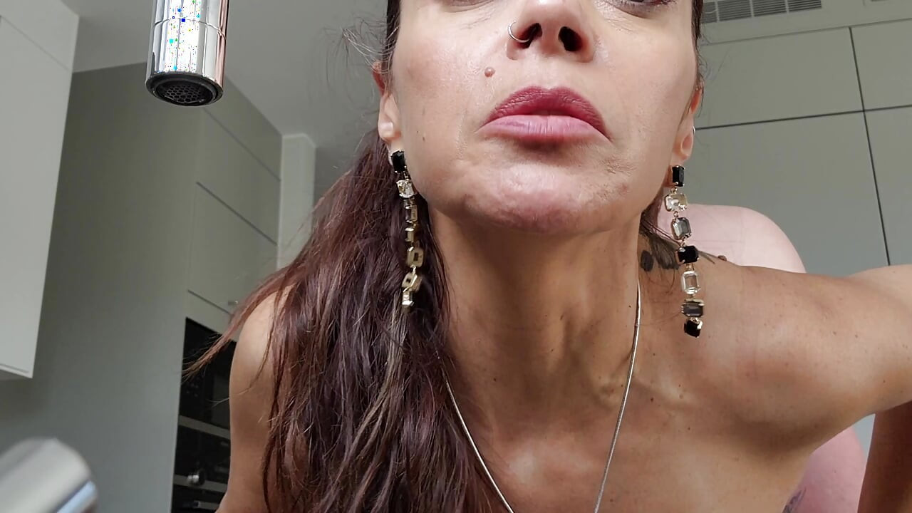Hermosa milf follada duro por el culo mientras lava los platos