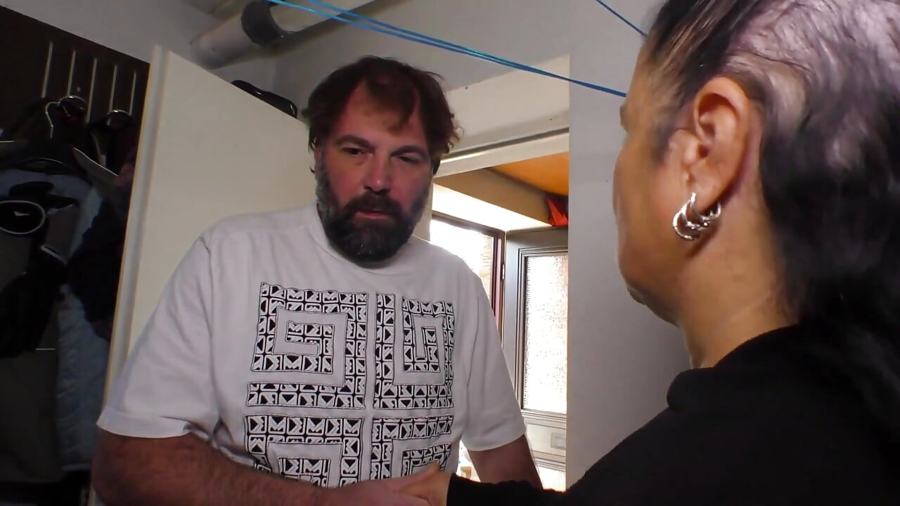 สาวสีผมบรูเน็ตตัวใหญ่สวยรักการเย็ดในหลายท่า