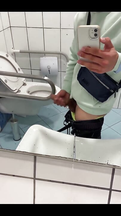 I Can't Miss the Opportunity to Masturbate in Toilet