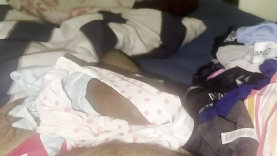 パンツとパンティの中にチンコを入れてベッドで遊ぶ