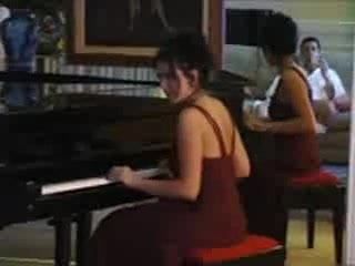 Henrietta Kerez gra na pianinie