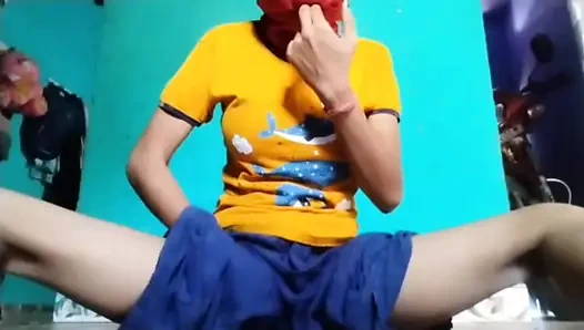 Gadis cantik India melakukan fingering di rumah