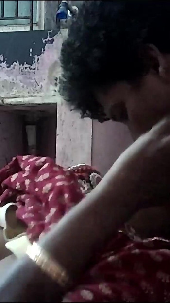 Δυνατή στιγμή από το "Indian village house wife and housband hot kissing"