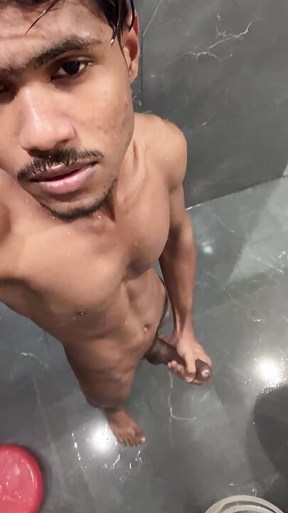 Молодий хлопець мастурбує