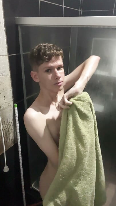 A Twink showing his body and naked at shower