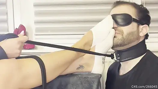 Рабыня с завязанными глазами на поводке - нюханье вонючих носков (часть 1)