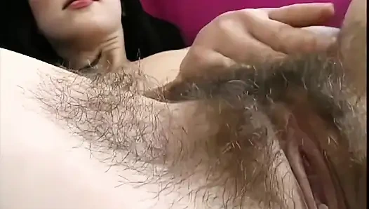 Memek berbulu gadis imut 90-an yang mungil