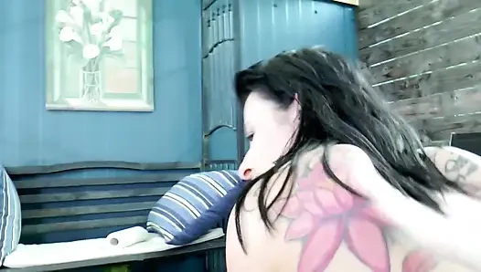 Büyük götlü seksi dövmeli esmer bakış açısıyla sikiliyor