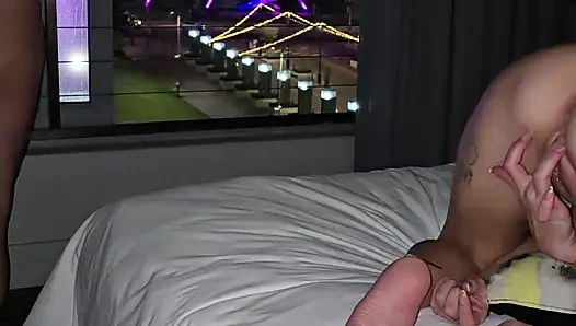 Nach dem konzert endet hotel-sex mit massiver gesichtsbesamung
