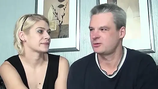 Блондинка-красотка широко растянулась в грязном тройничке