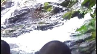 Två kåta twinks slår och äter sina åsnor ute vid floden
