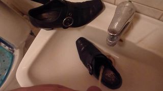 Sikanie w czarnych butach żony