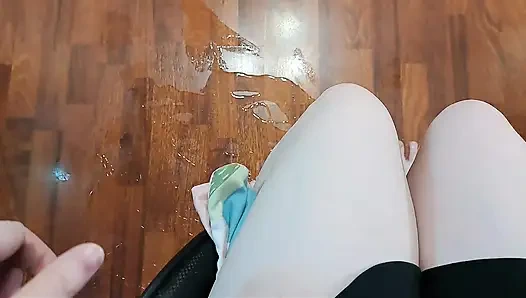 Скачу на стуле на пропитанном мылом полу