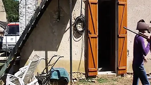 Fransız sürtük açık havada gösteride sikiliyor