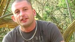 Łysy brytyjski amator masturbuje się w lesie i spuści