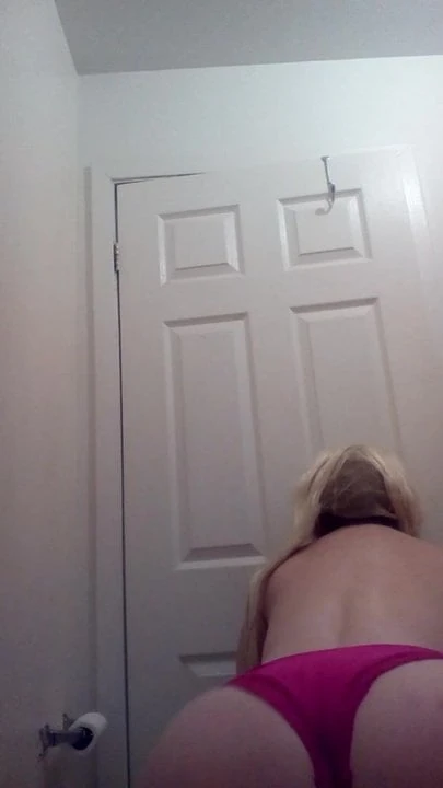Booty twerking white bitch