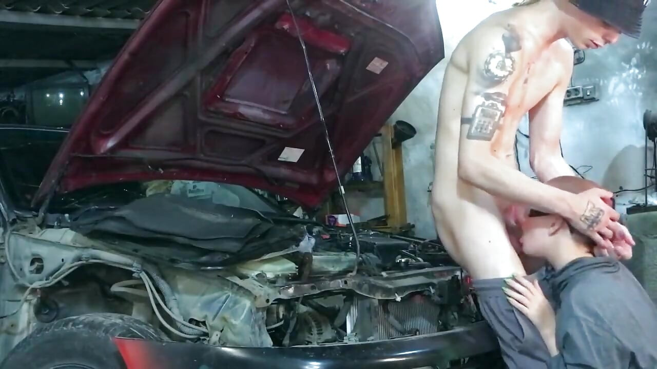 Sexy mekaniker Vilu Vidish blir banket Toyota Ae101