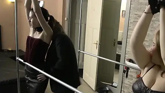 Мелисс и Зоя получают шлепанье