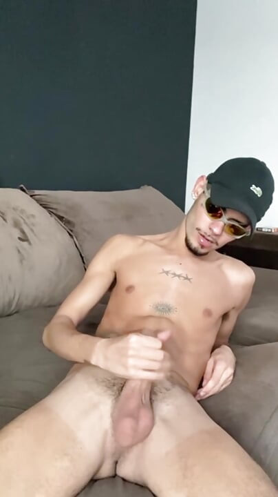 Genç maloca yaramaz edepsizce konuşuyor