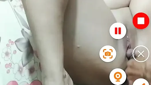Fışkırtmak için ıslak amını ovuyor