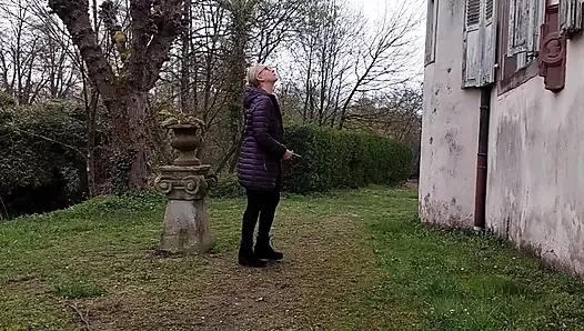 Olgun sarışın eş arada seksten hoşlanır