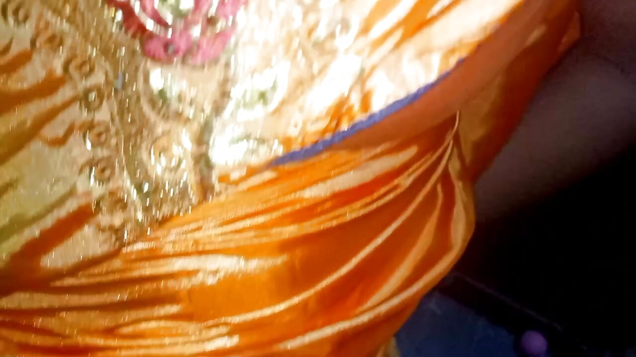 Mătușă indiană mallu în sari se schimbă bucurându-se cu un tânăr