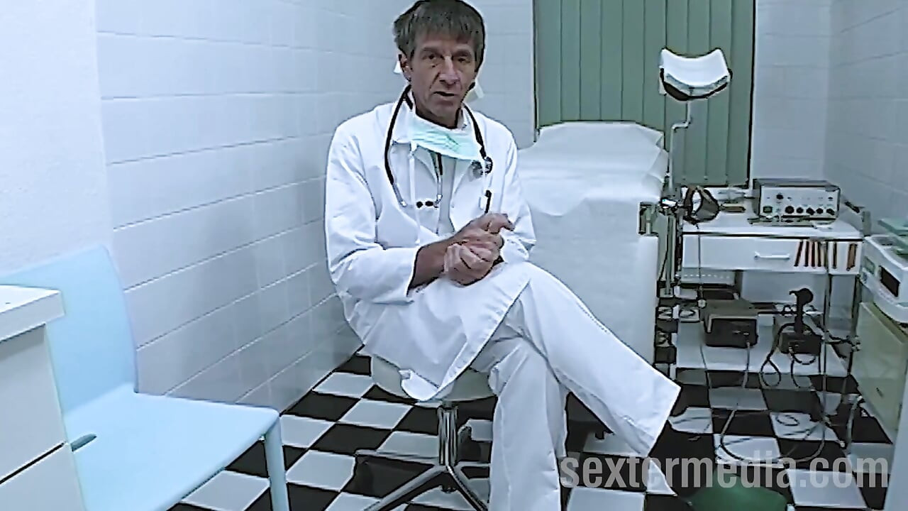 Pussy licking in kinky doctor office